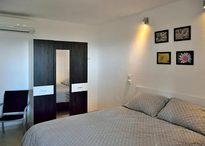 Bed and breakfast On The Rocks 3*