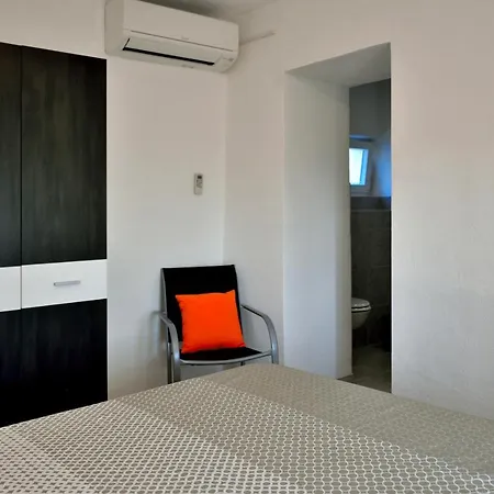 On The Rocks Frühstückspension 3*