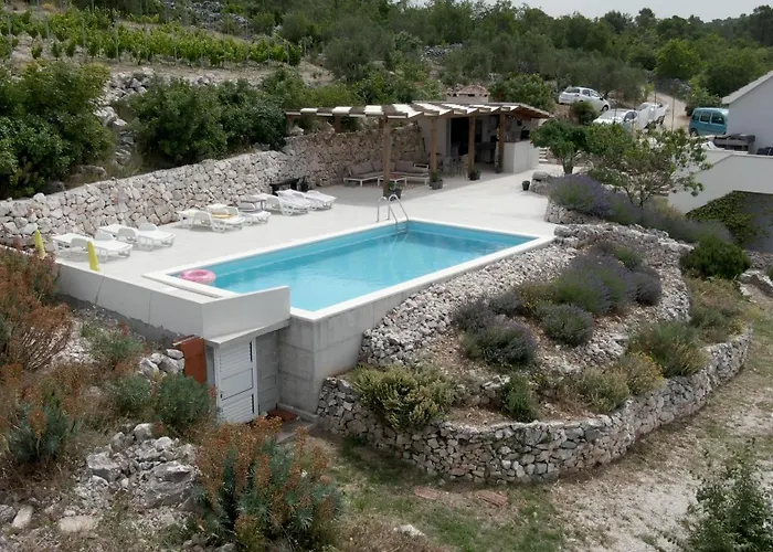 Bed & Breakfast On The Rocks